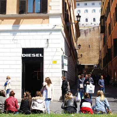 [오후 17시] 스페인 광장 - Diesel 매장 앞 <br> • 상세주소 : Piazza di Spagna, 18, 00187 Roma