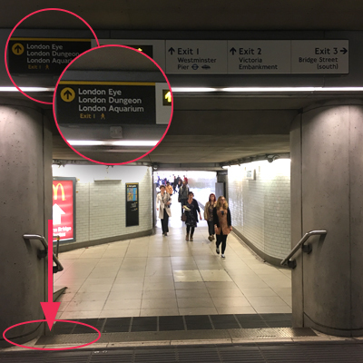 [오전 9시] 웨스트민스터역 지하철 역사 안에서 "런던 아이 방향 1/2/3번 출구" 쪽으로 나오는 통로 2개 기둥 중 왼쪽 기둥
